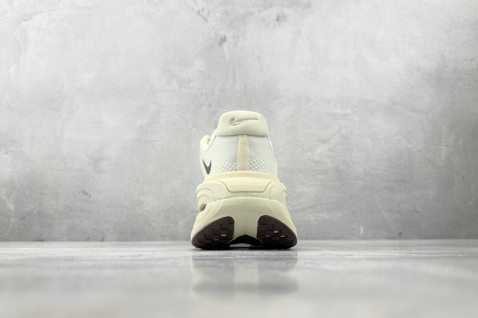 Nike Vomero Vomero Premium 白黑 HQ2050-700