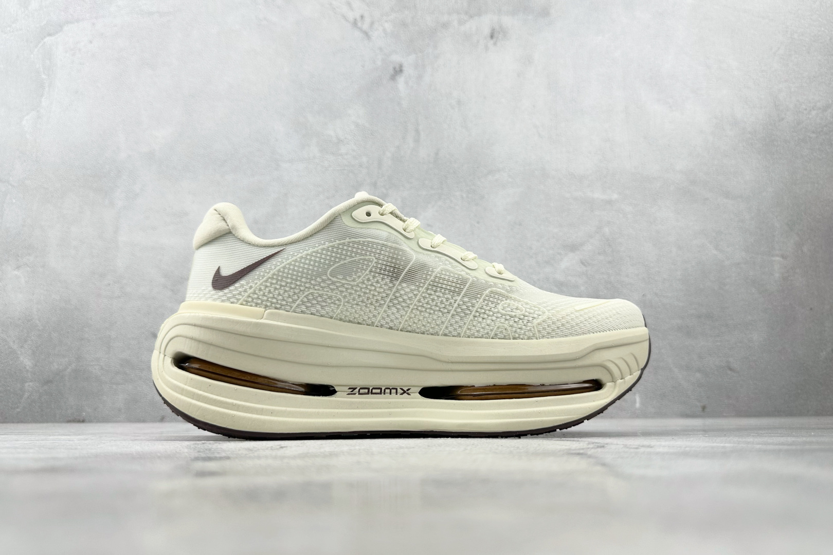 Nike Vomero Vomero Premium 白黑 HQ2050-700