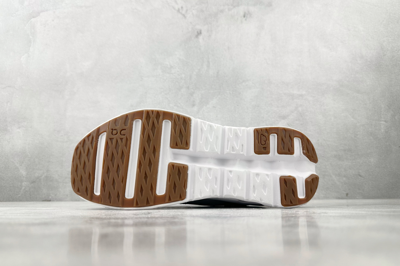 On昂跑 × LOEWE罗意威 Cloudtilt 2.0 黑白色 L929282X33-4515