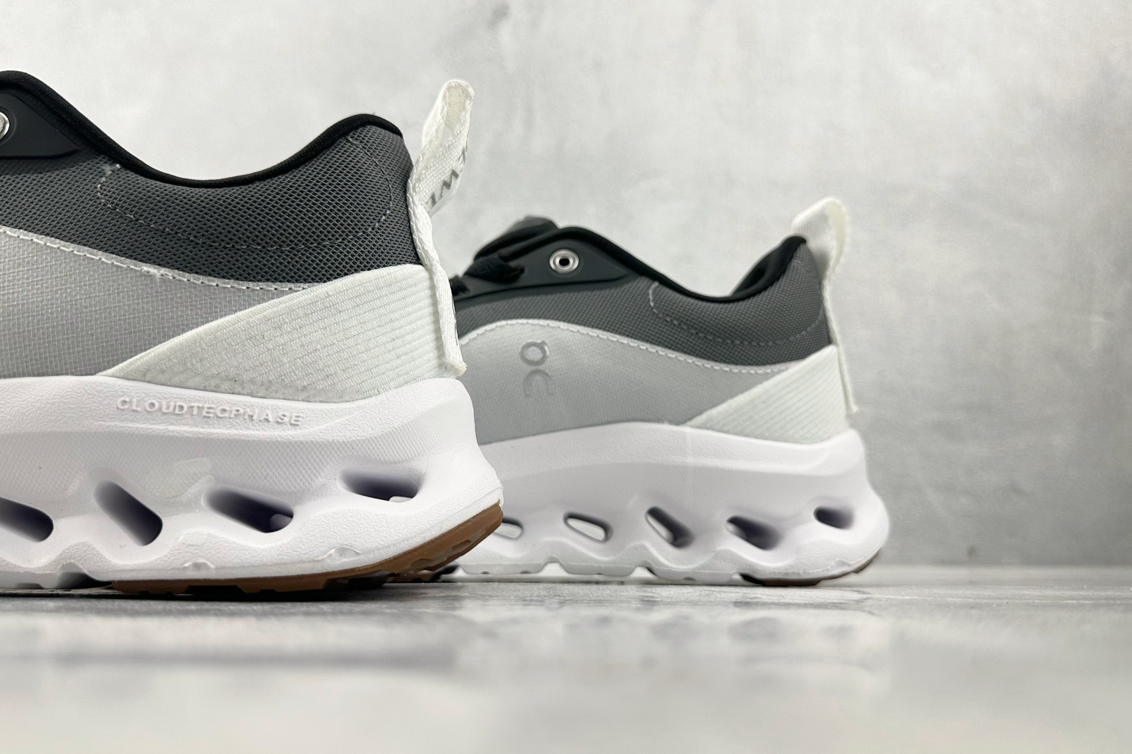 On昂跑 × LOEWE罗意威 Cloudtilt 2.0 黑白色 L929282X33-4515