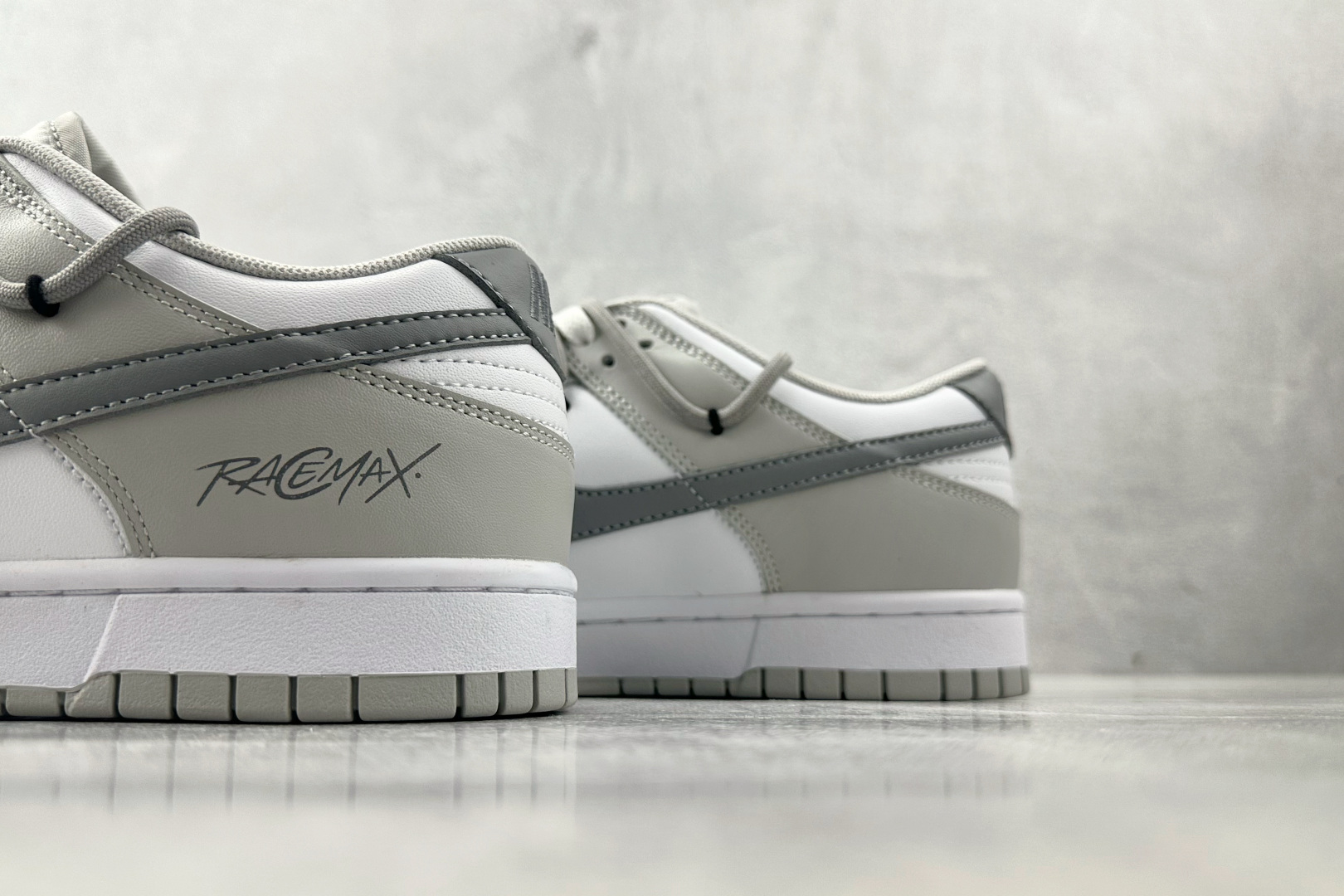 K13 
【定制球鞋】Nike Dunk 白灰

货号：DD1391-103
尺码：39 40 40.5