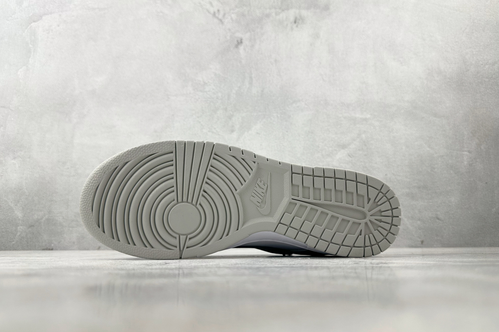 K13 
【定制球鞋】Nike Dunk 白灰

货号：DD1391-103
尺码：39 40 40.5