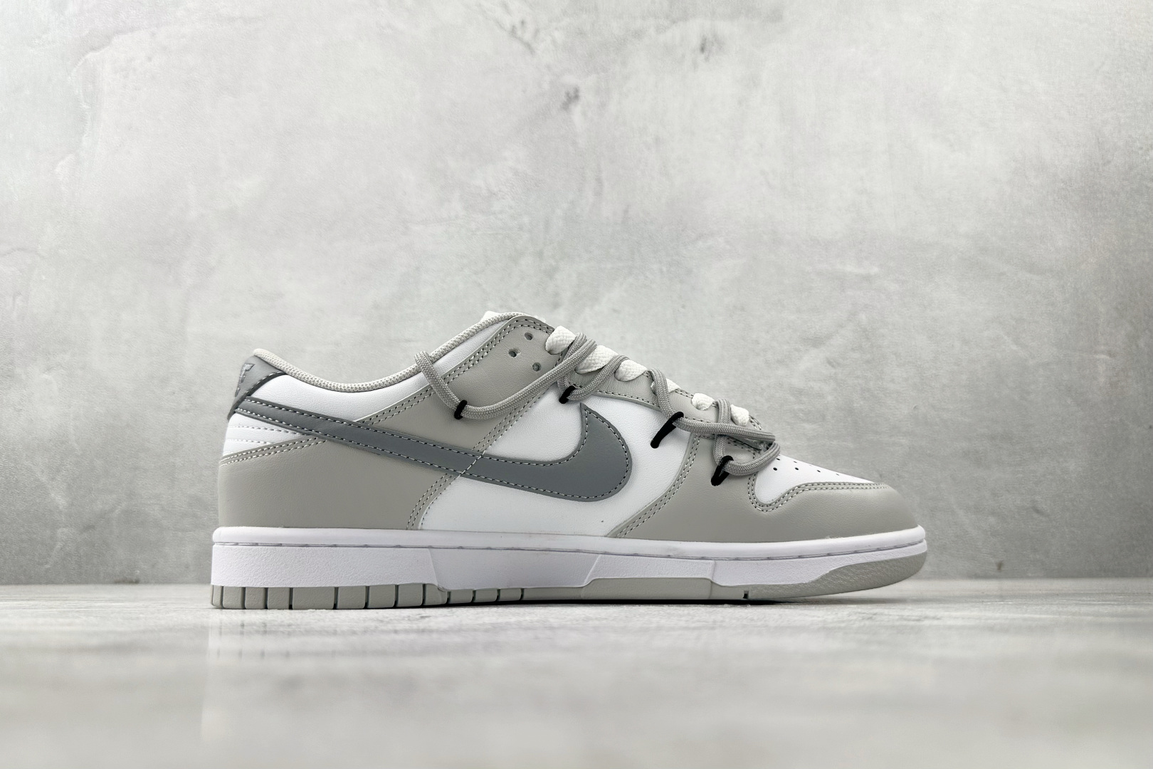 K13 
【定制球鞋】Nike Dunk 白灰

货号：DD1391-103
尺码：39 40 40.5