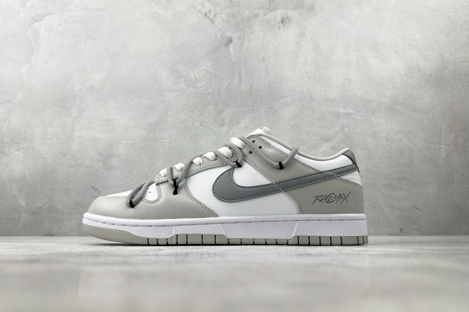 K13 
【定制球鞋】Nike Dunk 白灰

货号：DD1391-103
尺码：39 40 40.5