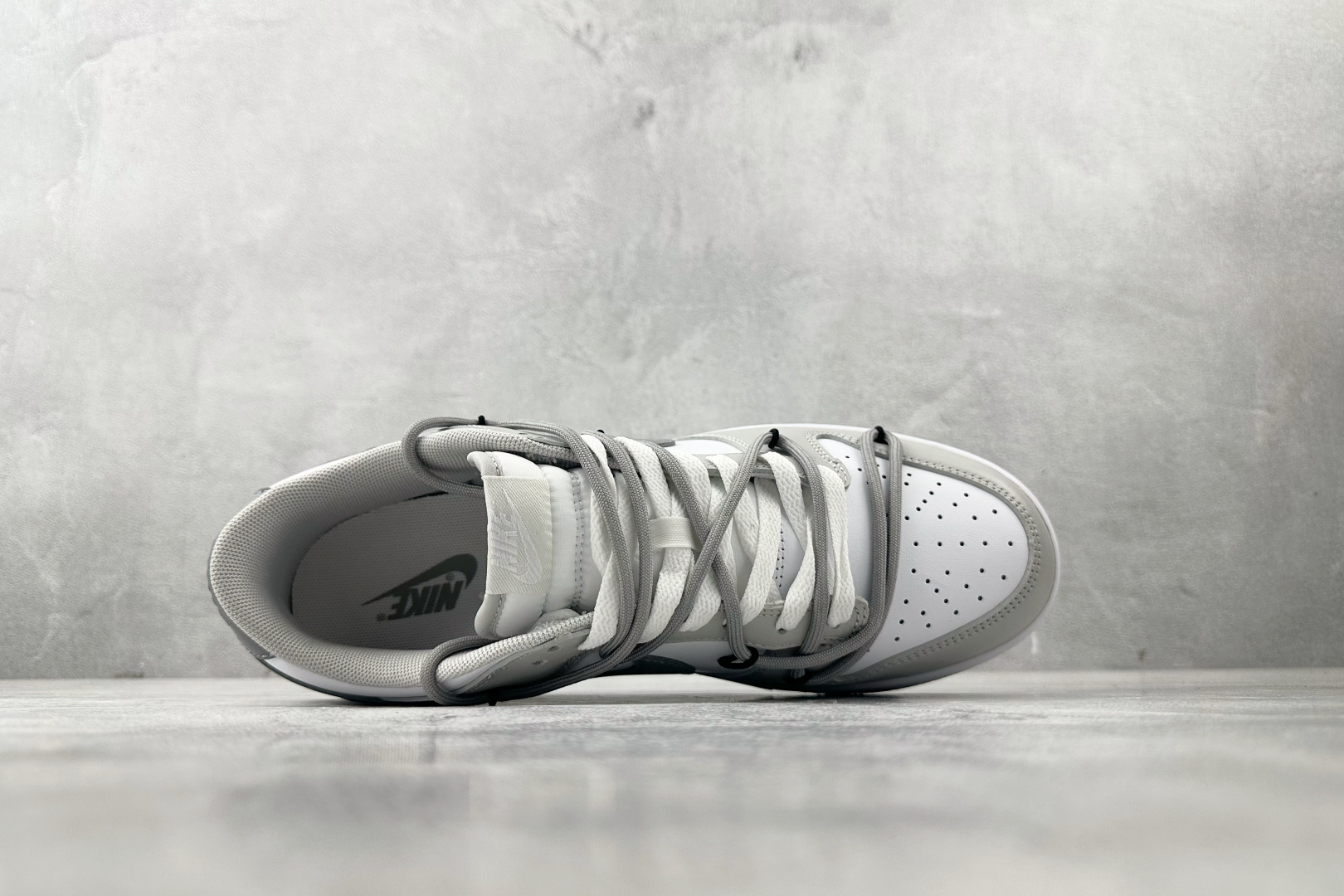 K13 
【定制球鞋】Nike Dunk 白灰

货号：DD1391-103
尺码：39 40 40.5