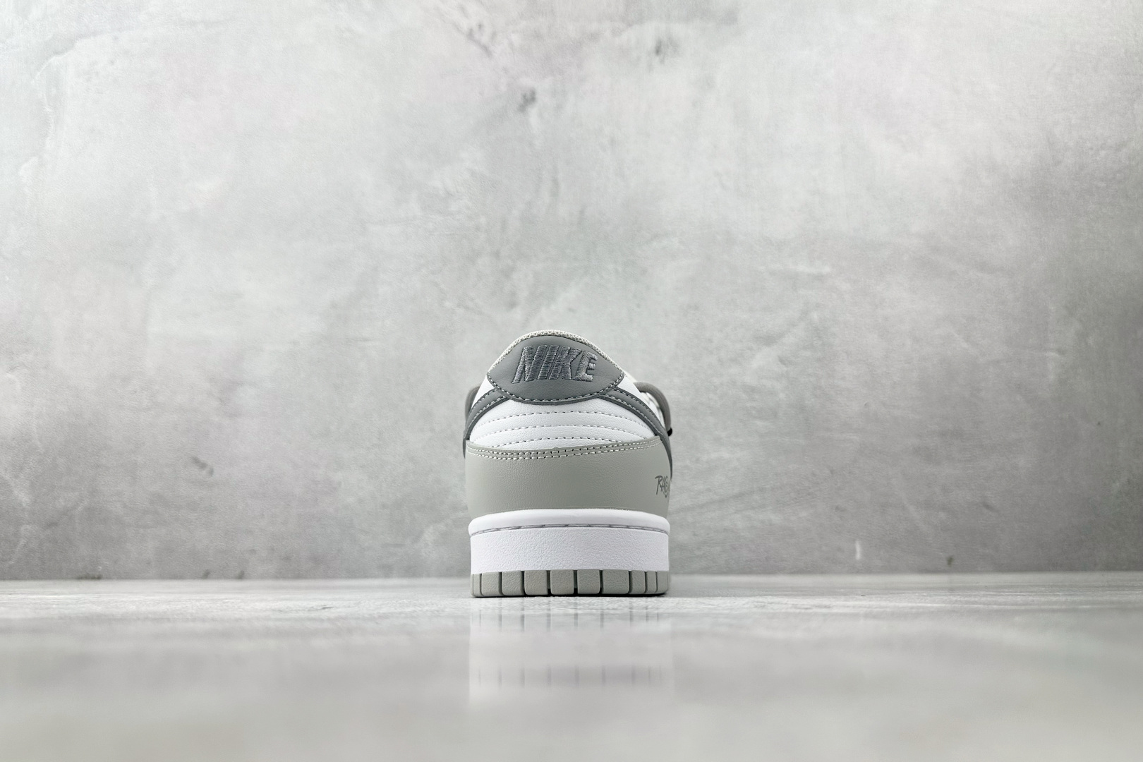 K13 
【定制球鞋】Nike Dunk 白灰

货号：DD1391-103
尺码：39 40 40.5