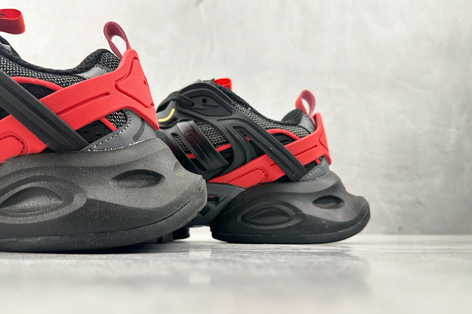 adidXLG RUNNER DELUXE 黑红 JQ2974