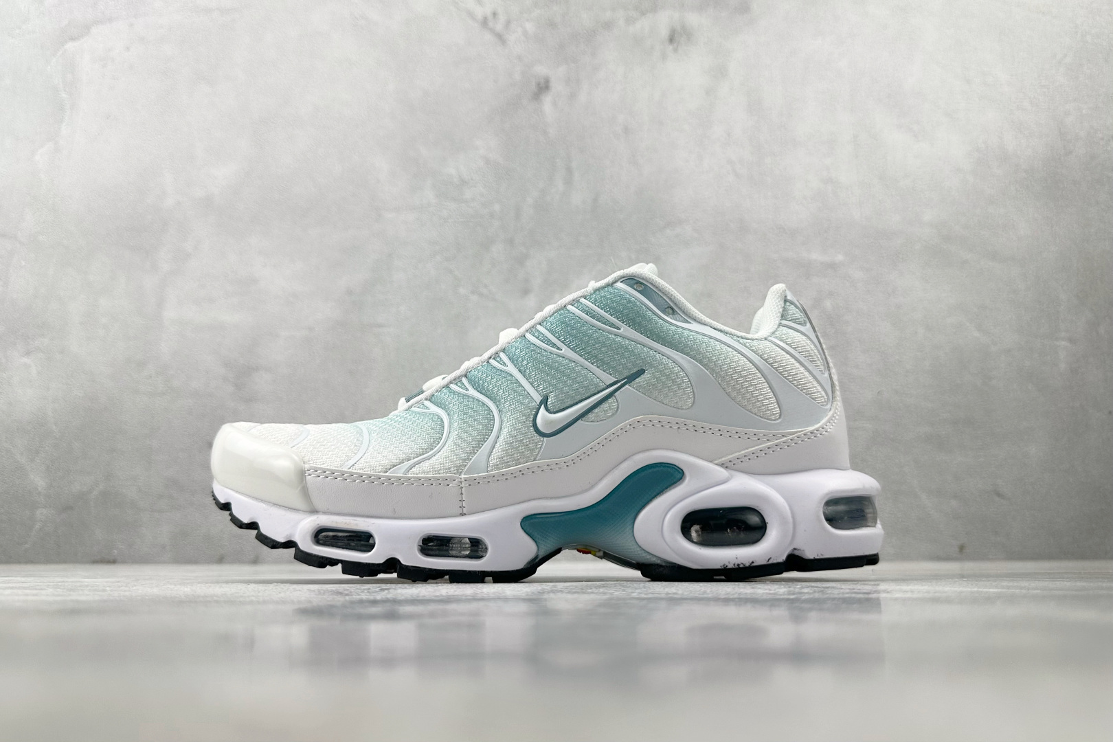 外贸 GW  Nike Air Max Plus 白灰 货号：DZ3670-100 尺码：36 36.5 37.5 38 38.5 39 40 40.5 41 42 42.5 43 44 44.5 45 46-选品中心