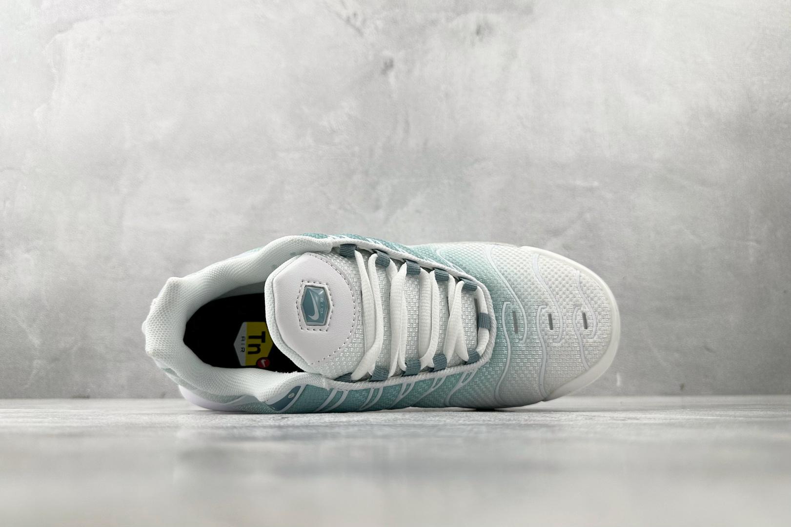 图片[3]-外贸 GW  Nike Air Max Plus 白灰 货号：DZ3670-100 尺码：36 36.5 37.5 38 38.5 39 40 40.5 41 42 42.5 43 44 44.5 45 46-选品中心