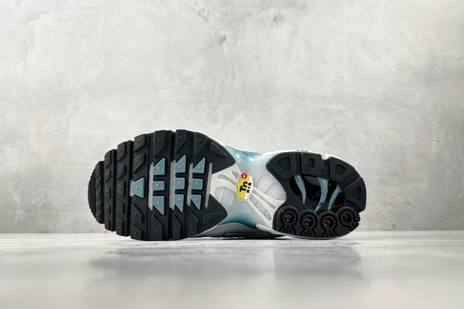 图片[4]-外贸 GW  Nike Air Max Plus 白灰 货号：DZ3670-100 尺码：36 36.5 37.5 38 38.5 39 40 40.5 41 42 42.5 43 44 44.5 45 46-选品中心