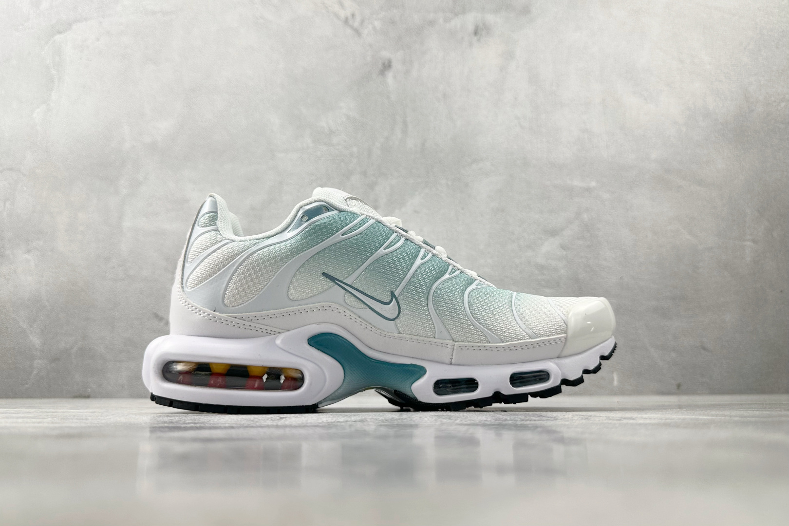 图片[2]-外贸 GW  Nike Air Max Plus 白灰 货号：DZ3670-100 尺码：36 36.5 37.5 38 38.5 39 40 40.5 41 42 42.5 43 44 44.5 45 46-选品中心