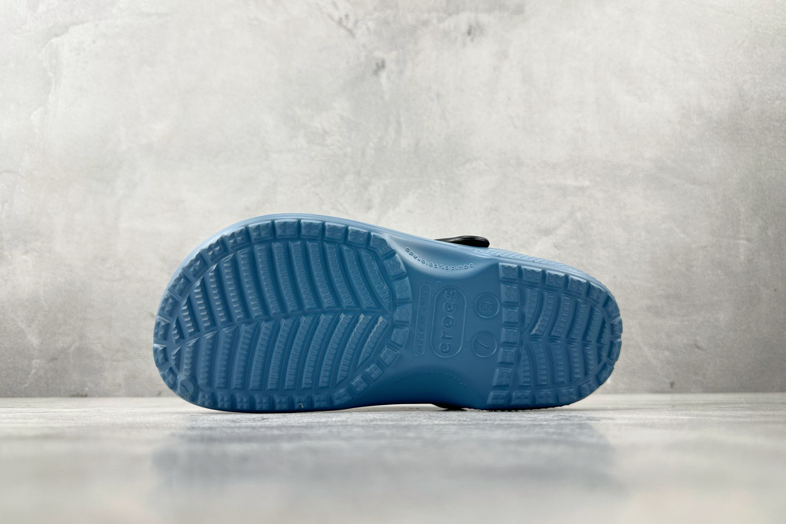 ON 
Crocs卡骆驰 Classic Clog 小黄人限定 蓝黄色

货号：-001
尺码：36 3