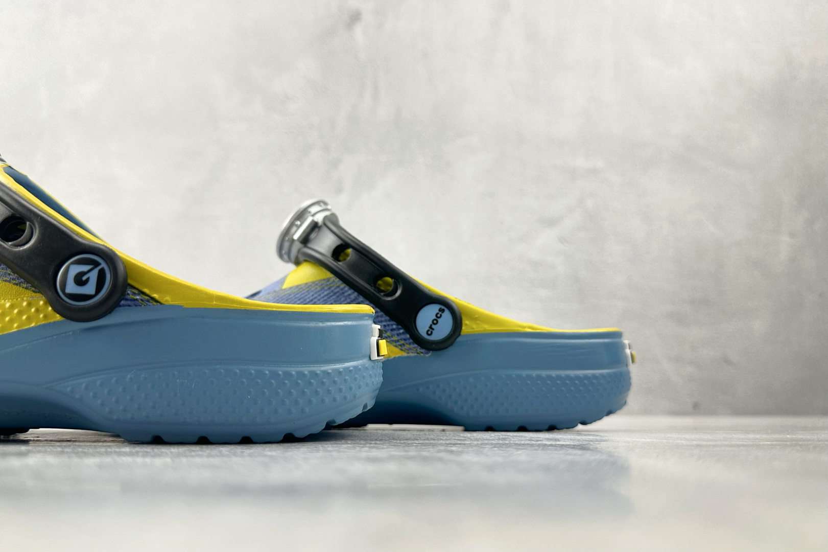 ON 
Crocs卡骆驰 Classic Clog 小黄人限定 蓝黄色

货号：-001
尺码：36 3