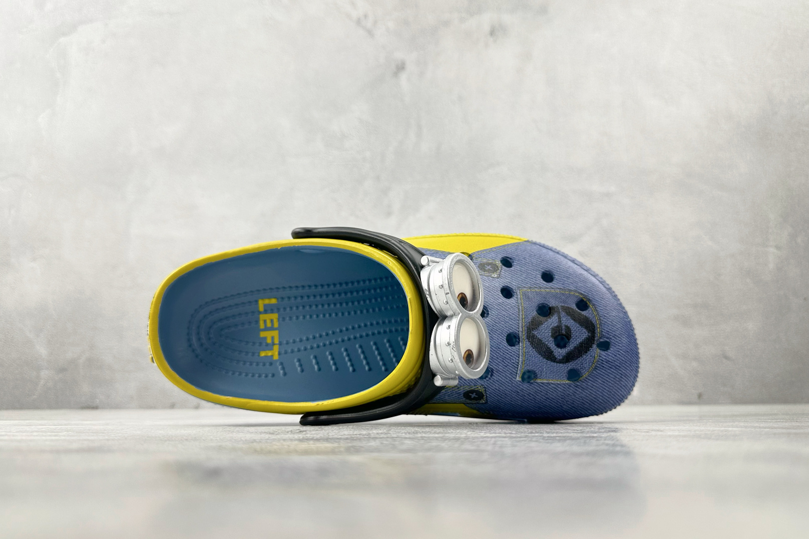 ON 
Crocs卡骆驰 Classic Clog 小黄人限定 蓝黄色

货号：-001
尺码：36 3
