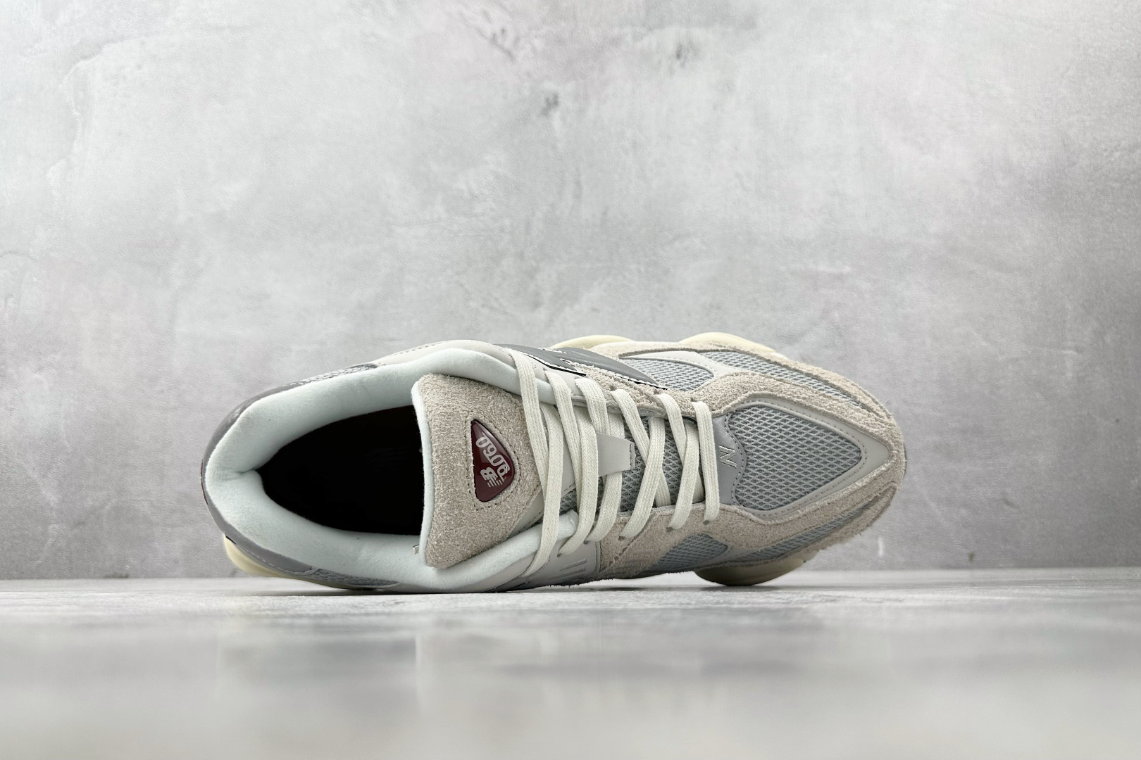 AY  
New Balance NB 9060 灰色

货号：U9060LNY
尺码：36 36.5 