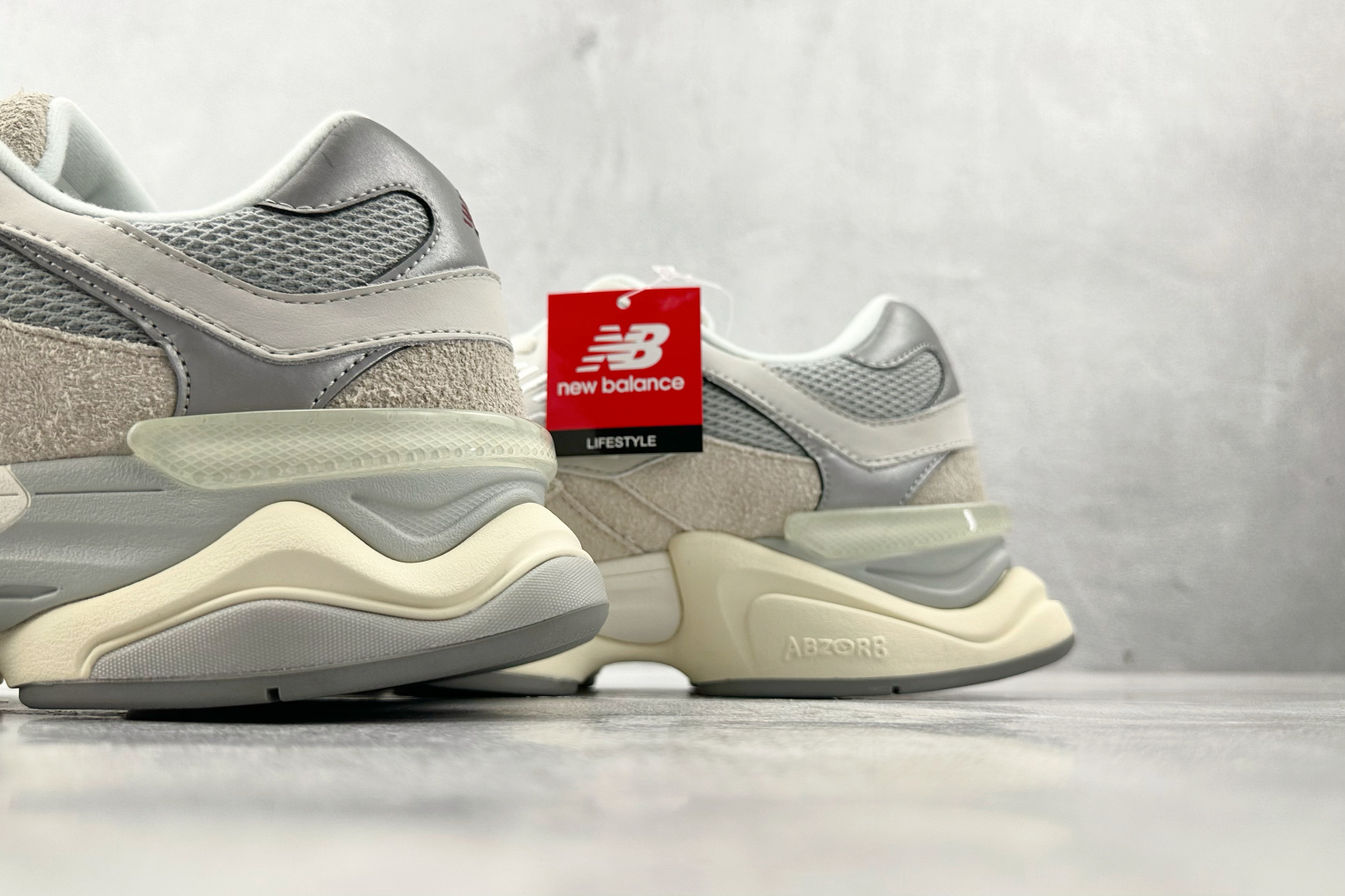 AY  
New Balance NB 9060 灰色

货号：U9060LNY
尺码：36 36.5 