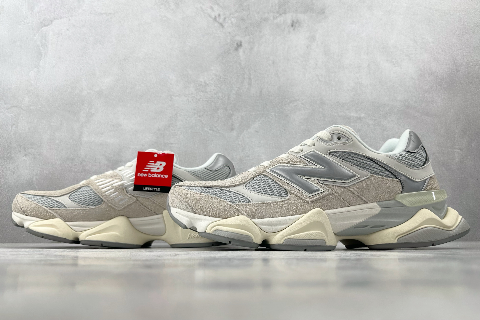 AY  
New Balance NB 9060 灰色

货号：U9060LNY
尺码：36 36.5 