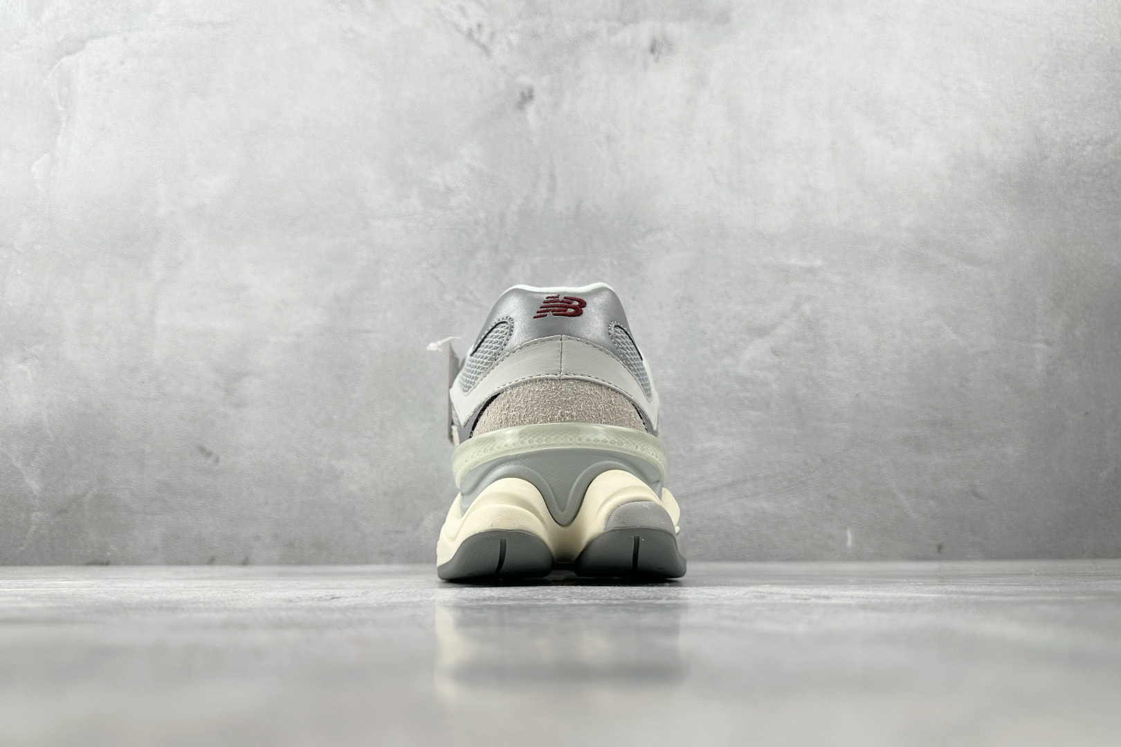 AY  
New Balance NB 9060 灰色

货号：U9060LNY
尺码：36 36.5 