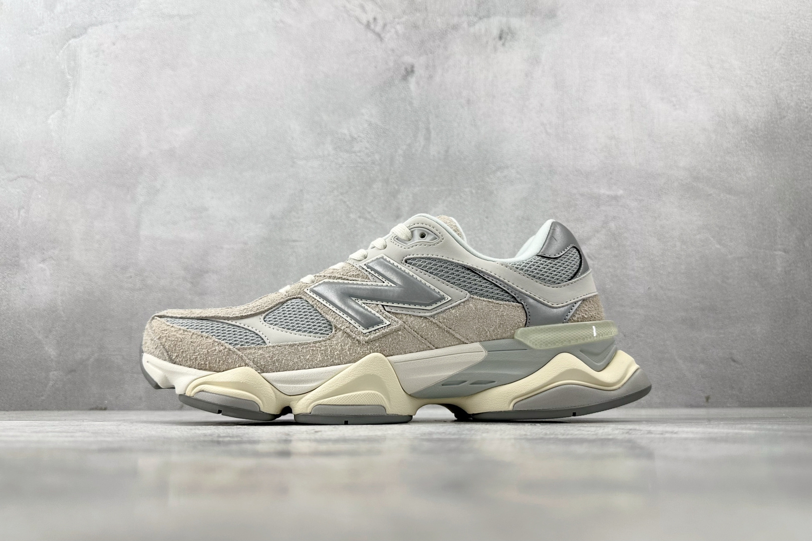 AY  
New Balance NB 9060 灰色

货号：U9060LNY
尺码：36 36.5 