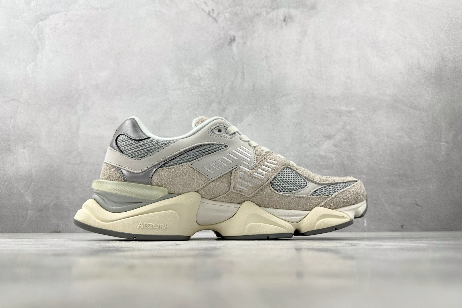 AY  
New Balance NB 9060 灰色

货号：U9060LNY
尺码：36 36.5 