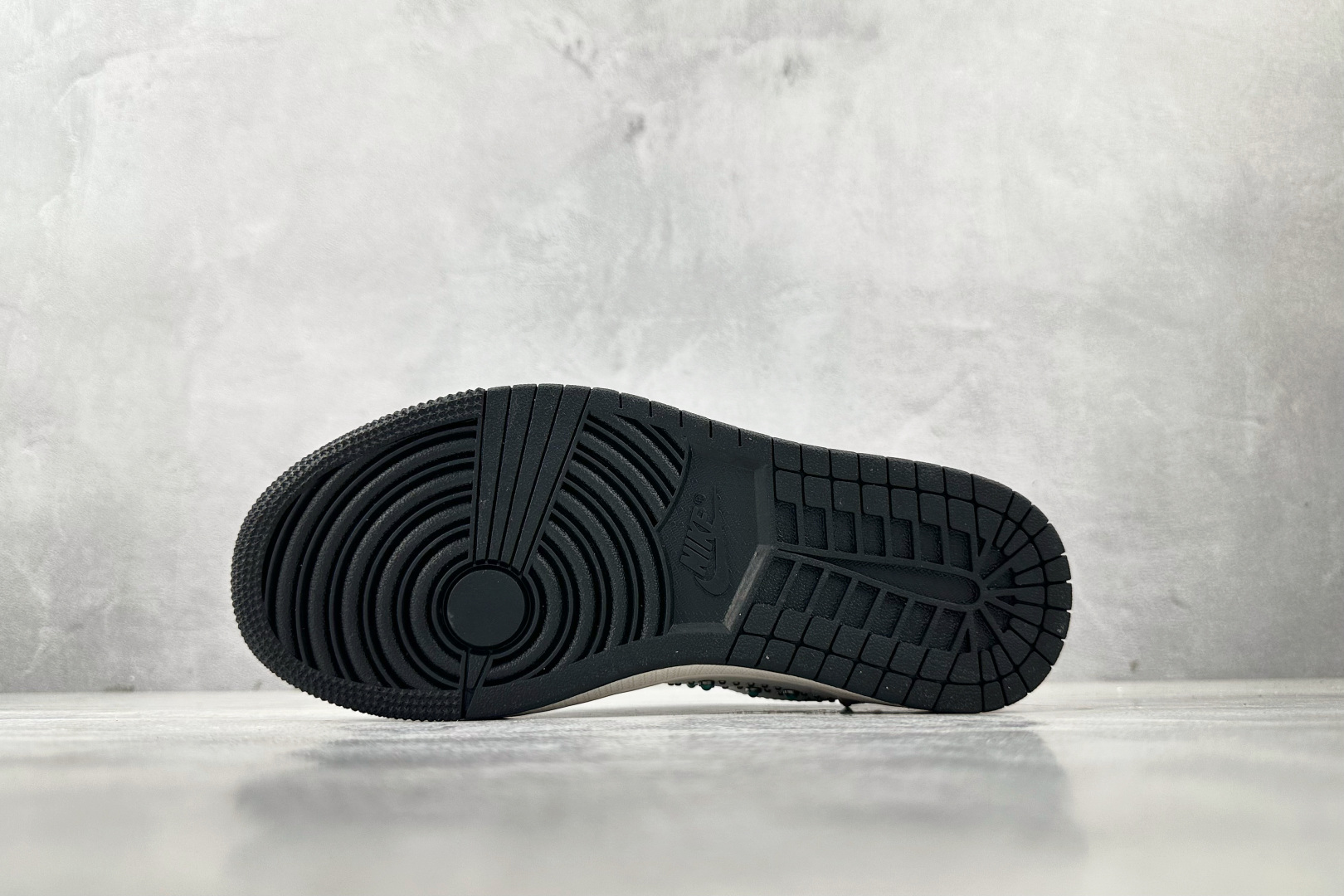 180 Jordan Air Jordan 1 Low 黑白 IH7319-001