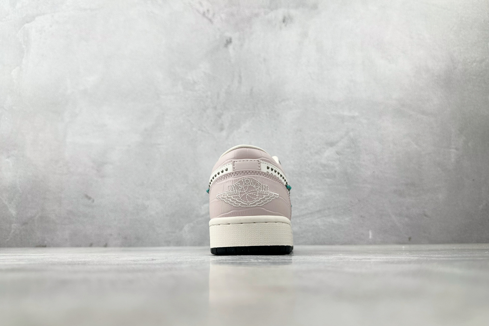 180 Jordan Air Jordan 1 Low 黑白 IH7319-001