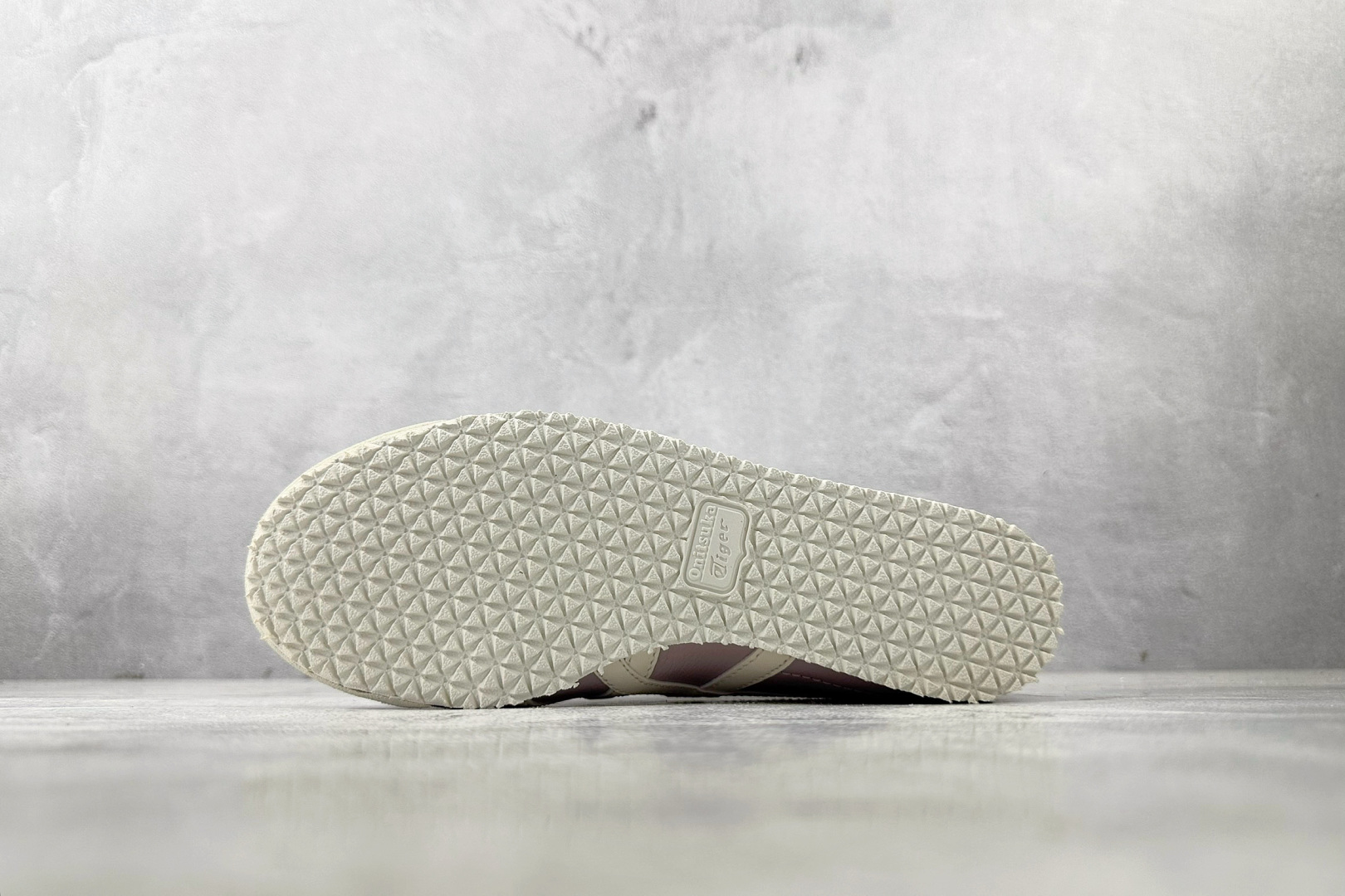 OT 头层 
Onitsuka Tiger鬼塚虎 MEXICO 66 浅紫色

货号：1183B771-