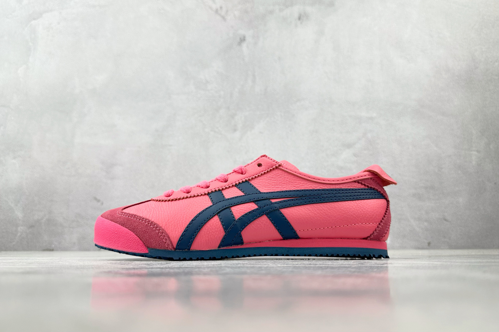 OT 头层 
Onitsuka Tiger鬼塚虎 MEXICO 66 玫红色

货号：1183B771-
