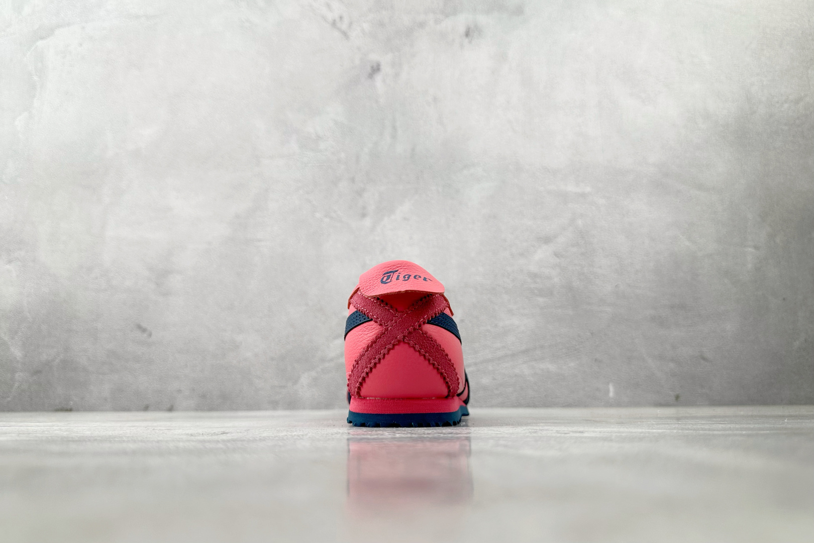 OT 头层 
Onitsuka Tiger鬼塚虎 MEXICO 66 玫红色

货号：1183B771-