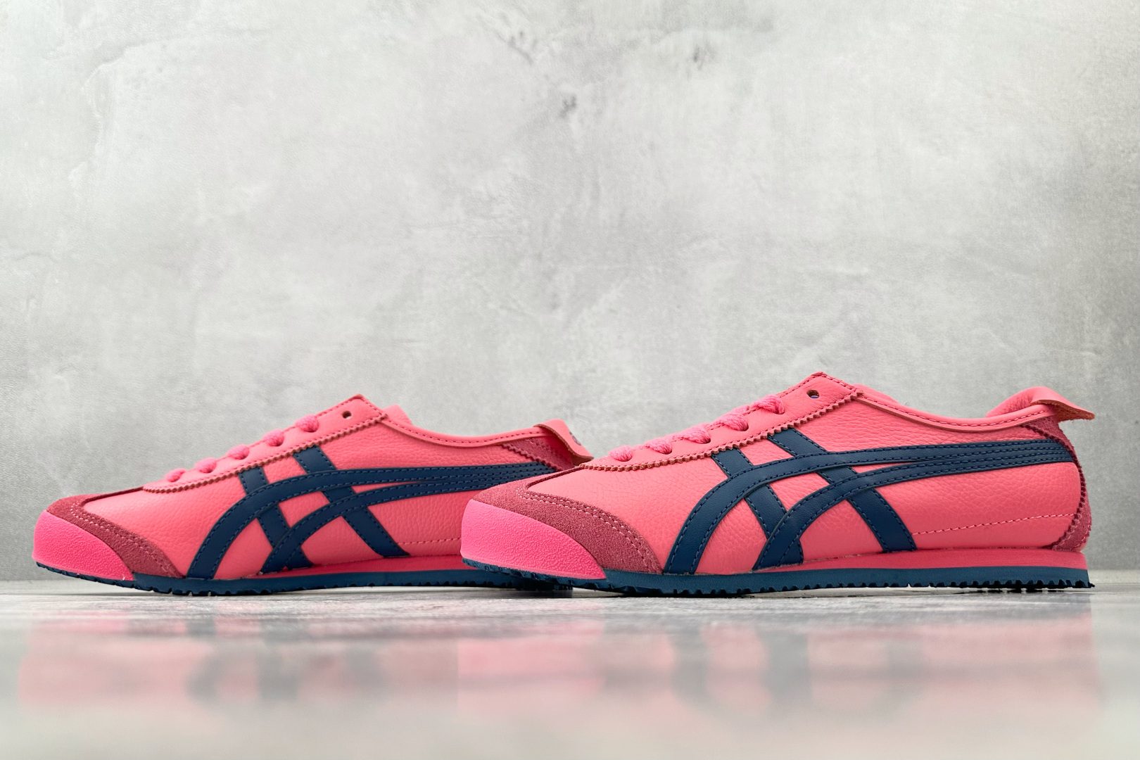 OT 头层 
Onitsuka Tiger鬼塚虎 MEXICO 66 玫红色

货号：1183B771-