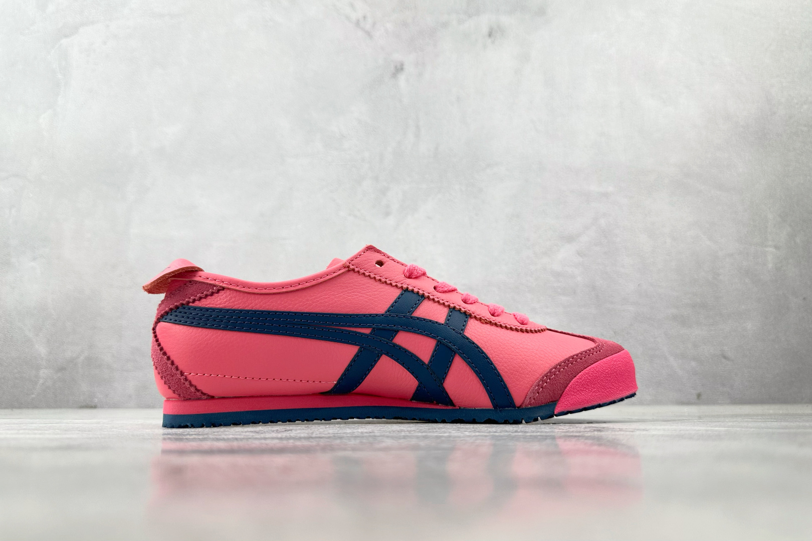 OT 头层 
Onitsuka Tiger鬼塚虎 MEXICO 66 玫红色

货号：1183B771-