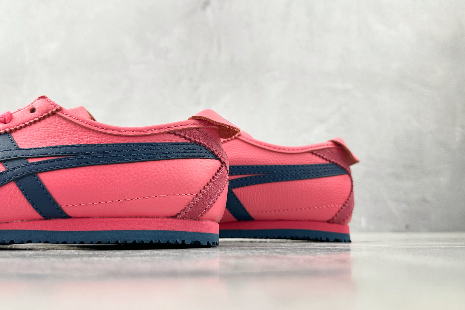 OT 头层 
Onitsuka Tiger鬼塚虎 MEXICO 66 玫红色

货号：1183B771-