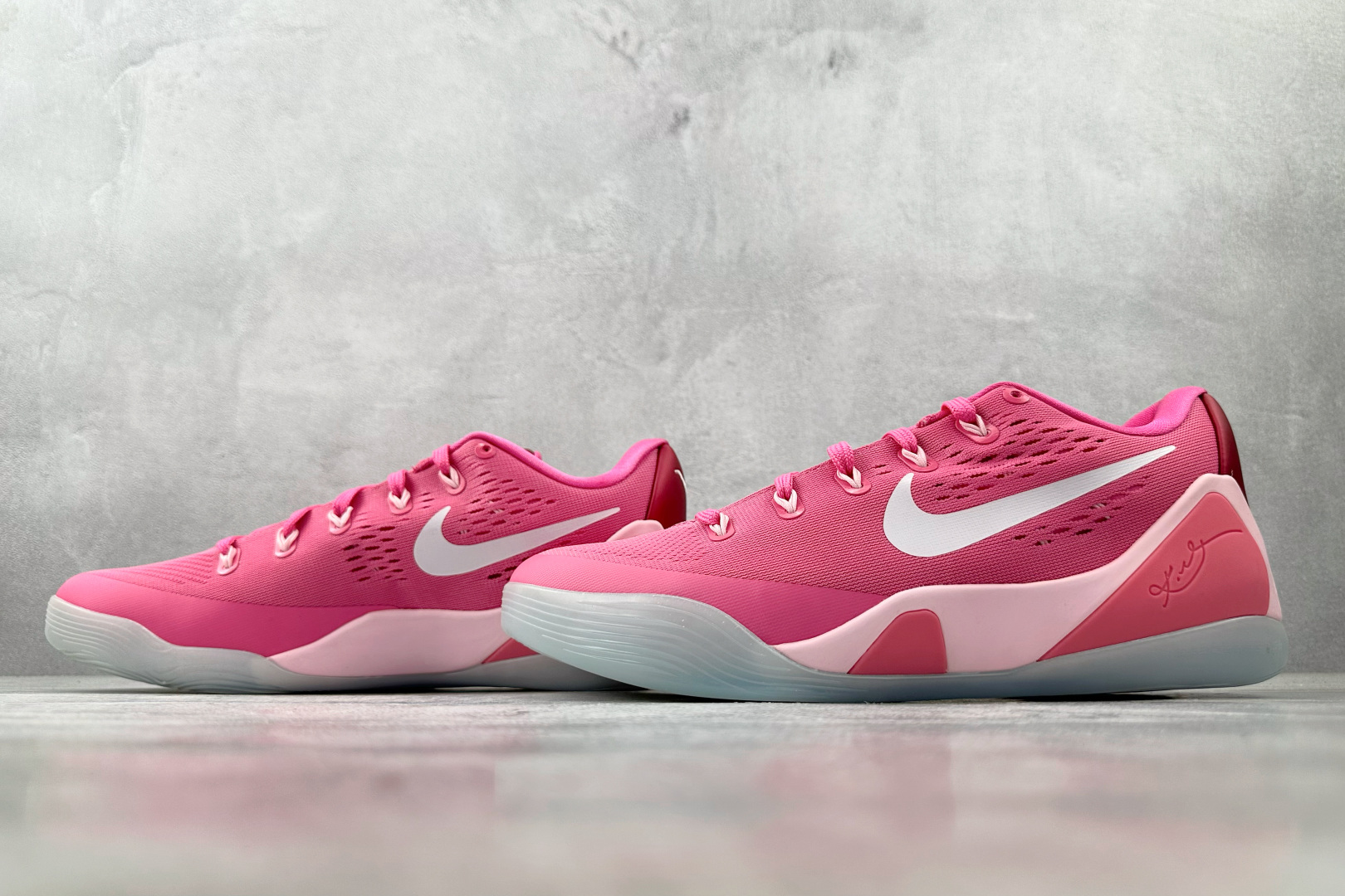 S2 本地💰470
纯原生产线  Nike Kobe 9 Low EM Think Pink PE 粉色

货号：HQ4995-600
尺码：40.5 41 42 42.5 43 44 44.5 45 46 46.5 47.5 48 48.5
编码：50