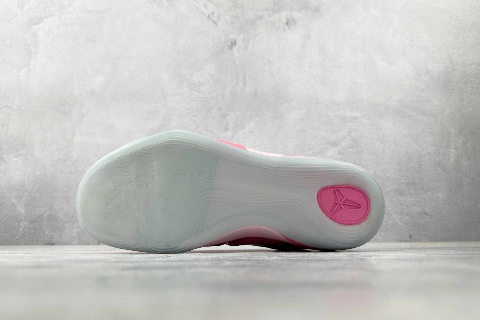 S2 本地💰470
纯原生产线  Nike Kobe 9 Low EM Think Pink PE 粉色

货号：HQ4995-600
尺码：40.5 41 42 42.5 43 44 44.5 45 46 46.5 47.5 48 48.5
编码：50