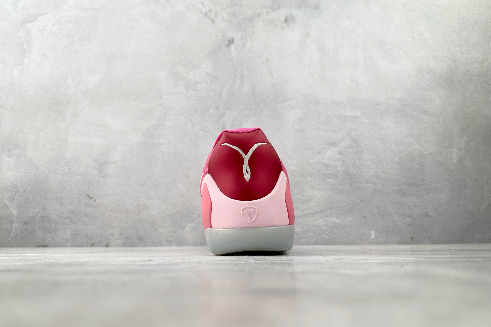 S2 本地💰470
纯原生产线  Nike Kobe 9 Low EM Think Pink PE 粉色

货号：HQ4995-600
尺码：40.5 41 42 42.5 43 44 44.5 45 46 46.5 47.5 48 48.5
编码：50