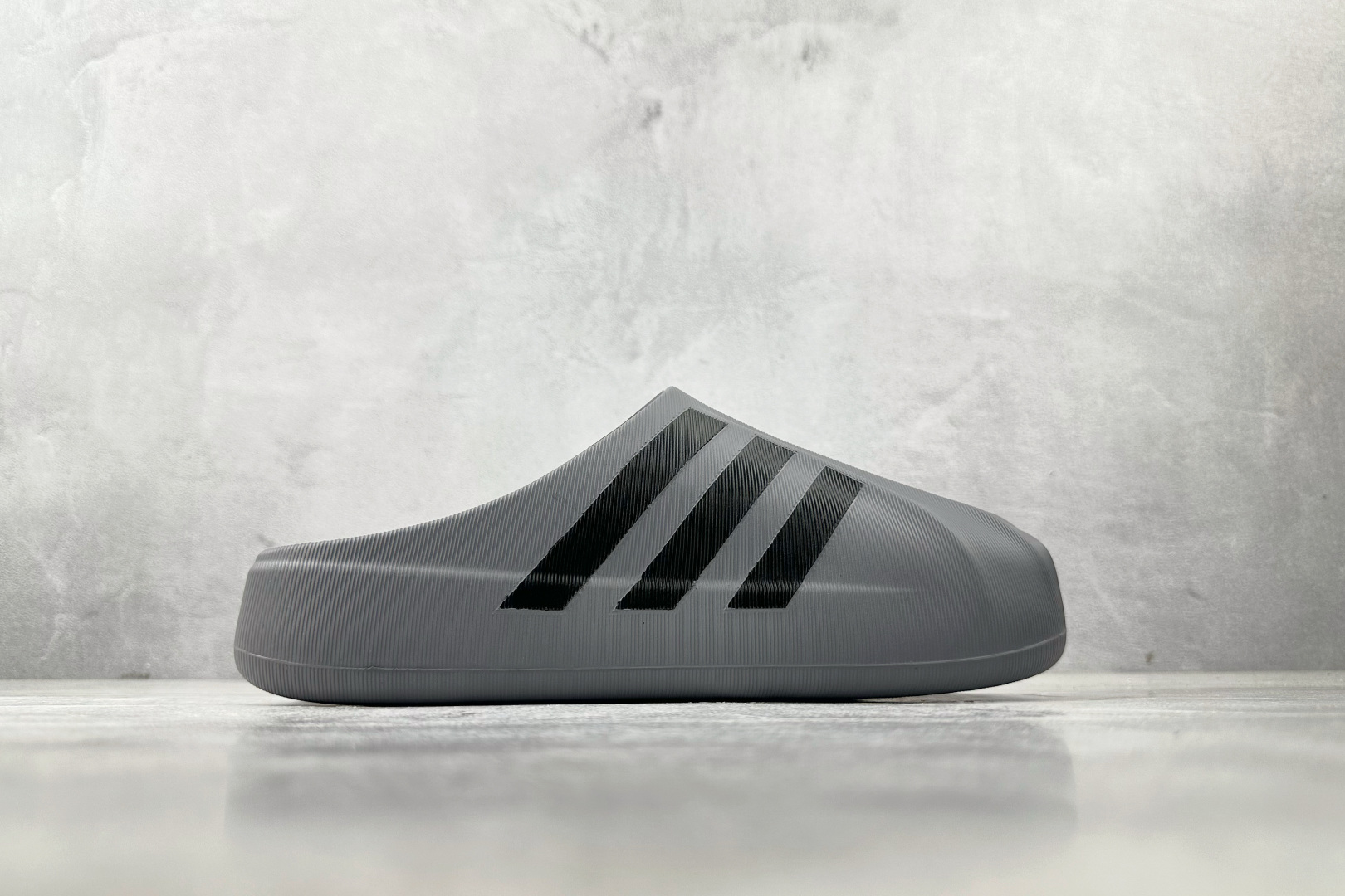 CD 本地💰120
adidas originals SUPERSTAR MULE 黑色

货号：JP5387
尺码：36 36.5 37.5 38 38.5 39 40 40.5 41 42 42.5 43 44 44.5 45 
编码：22