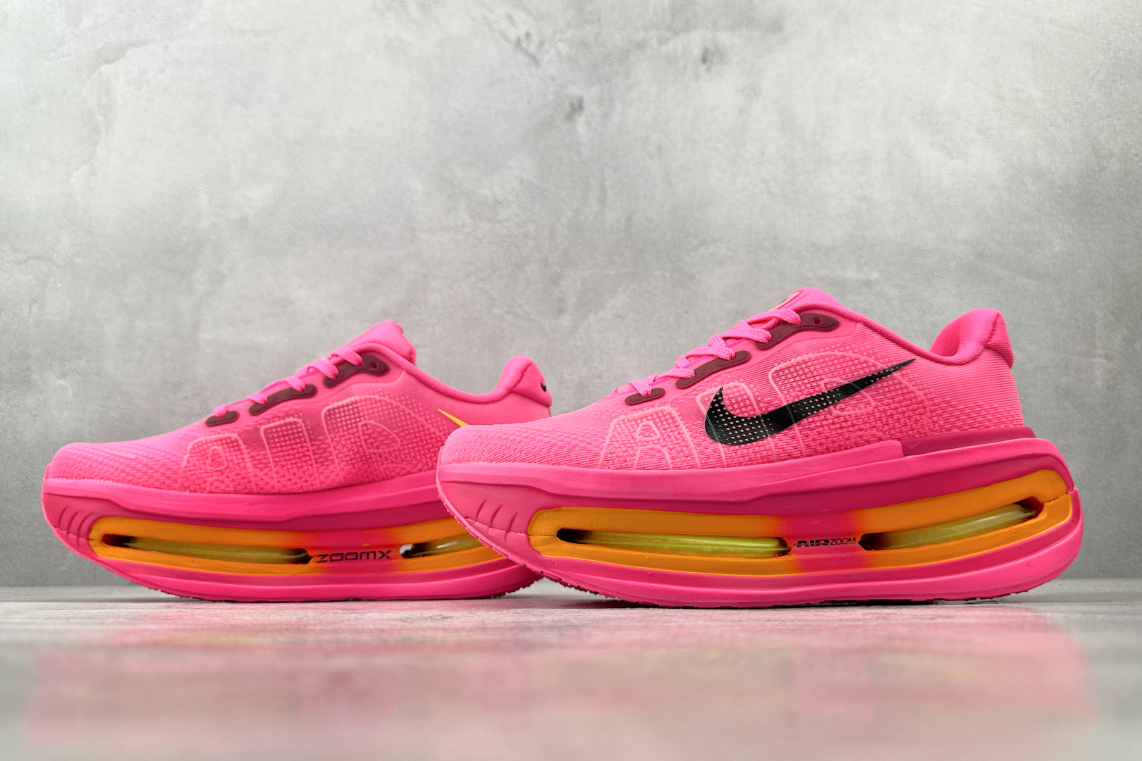 HC 本地💰220
Nike Vomero Vomero Premium 粉黑

货号 ：HQ2050 416
尺码：36 36.5 37.5 38 38.5 39 40 40.5 41
编码：32