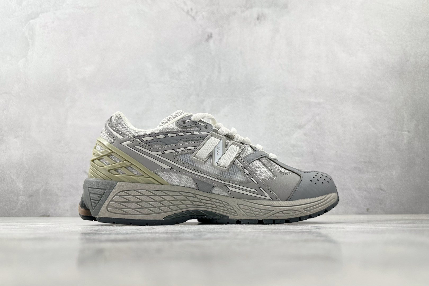 FC 本地💰200
纯原出品  New Balance NB 1906N 灰色

货号：M1906NB
尺码：36 36.5 37 38.5 39 40 40.5 41 42 42.5 43 44 44.5 45 46 46.5
编码：30