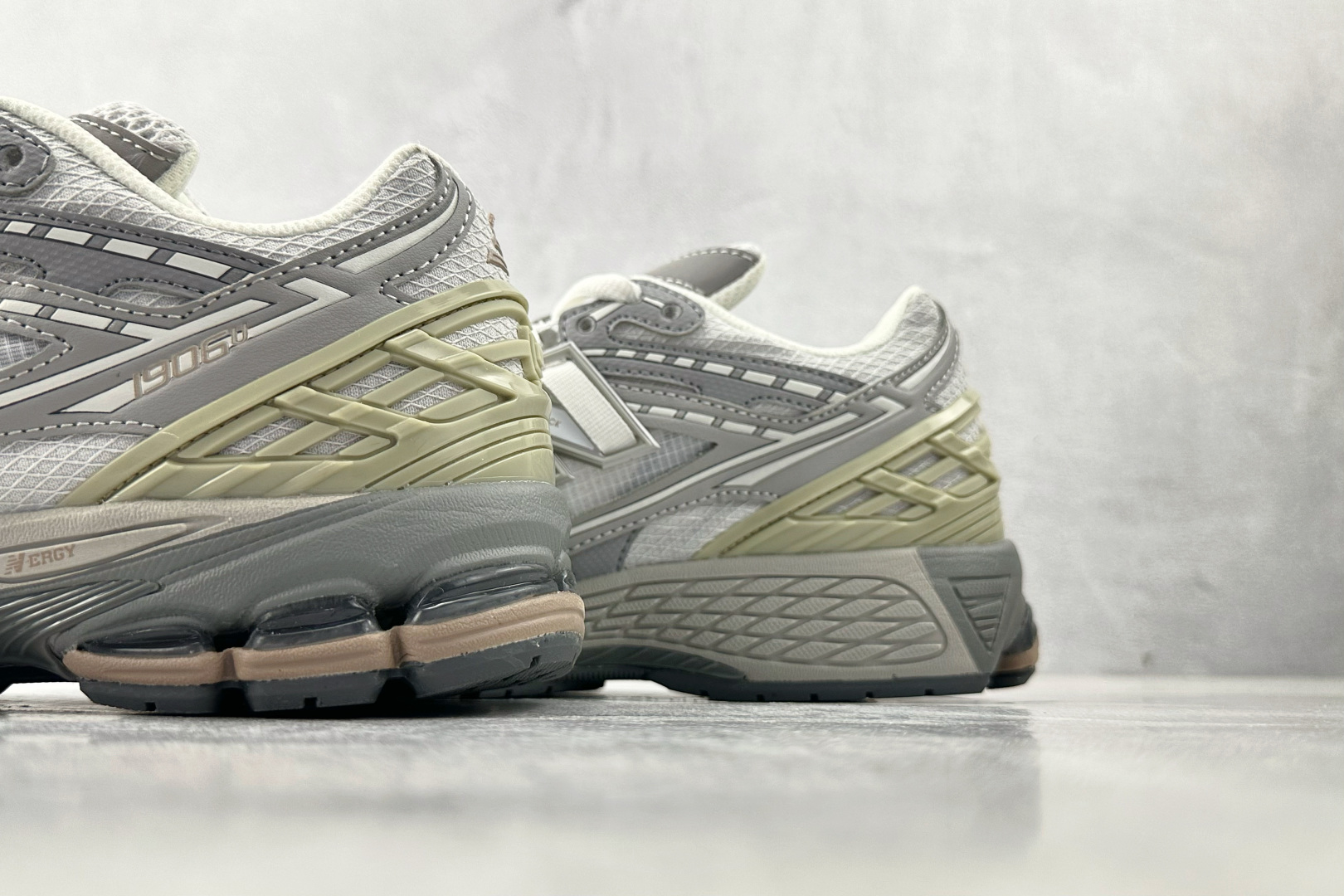FC 本地💰200
纯原出品  New Balance NB 1906N 灰色

货号：M1906NB
尺码：36 36.5 37 38.5 39 40 40.5 41 42 42.5 43 44 44.5 45 46 46.5
编码：30