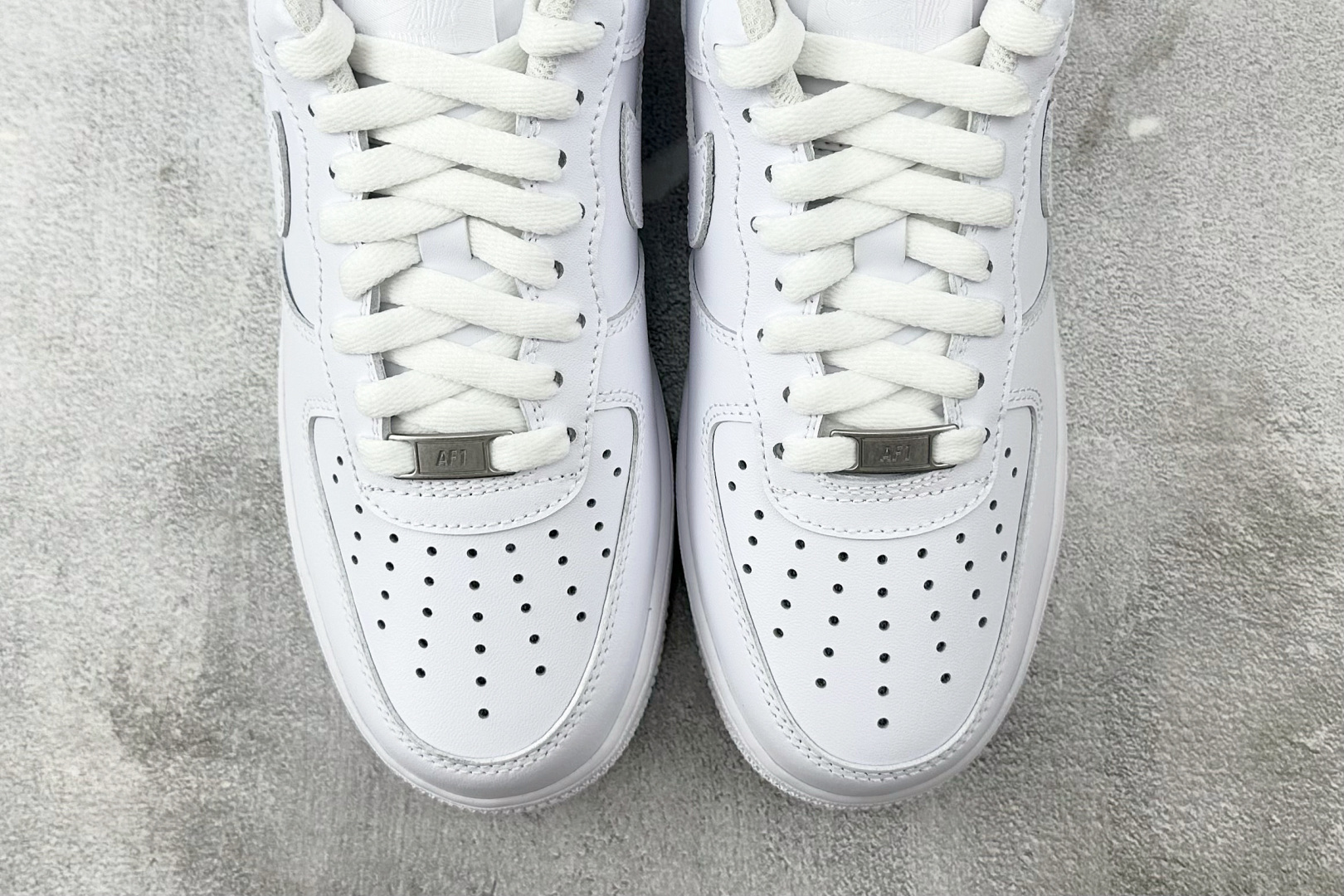 GX 
Nike Air Force 1'07 纯白

货号：CW2288 111
尺码：36 36.5