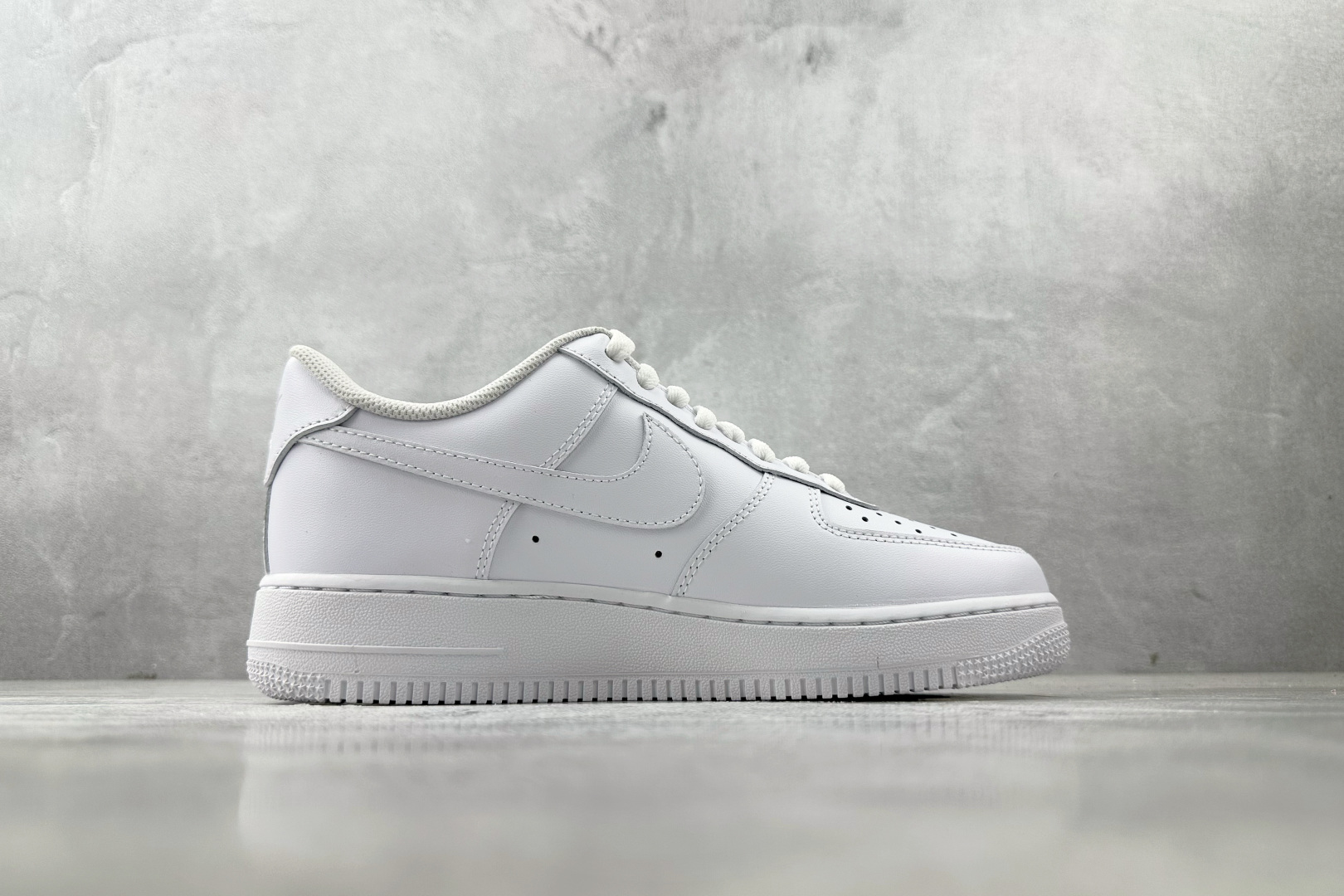 GX 
Nike Air Force 1'07 纯白

货号：CW2288 111
尺码：36 36.5