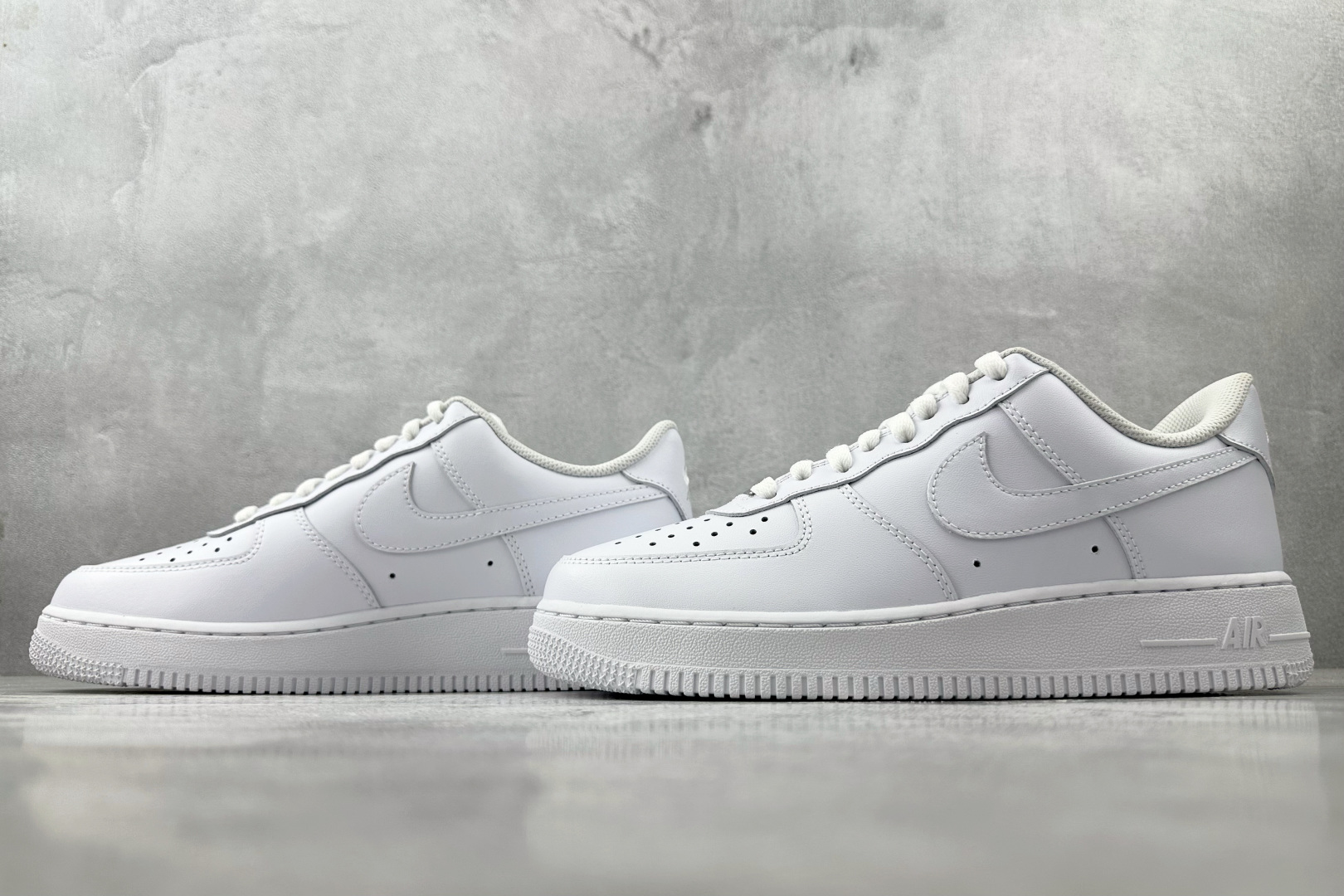 GX 
Nike Air Force 1'07 纯白

货号：CW2288 111
尺码：36 36.5