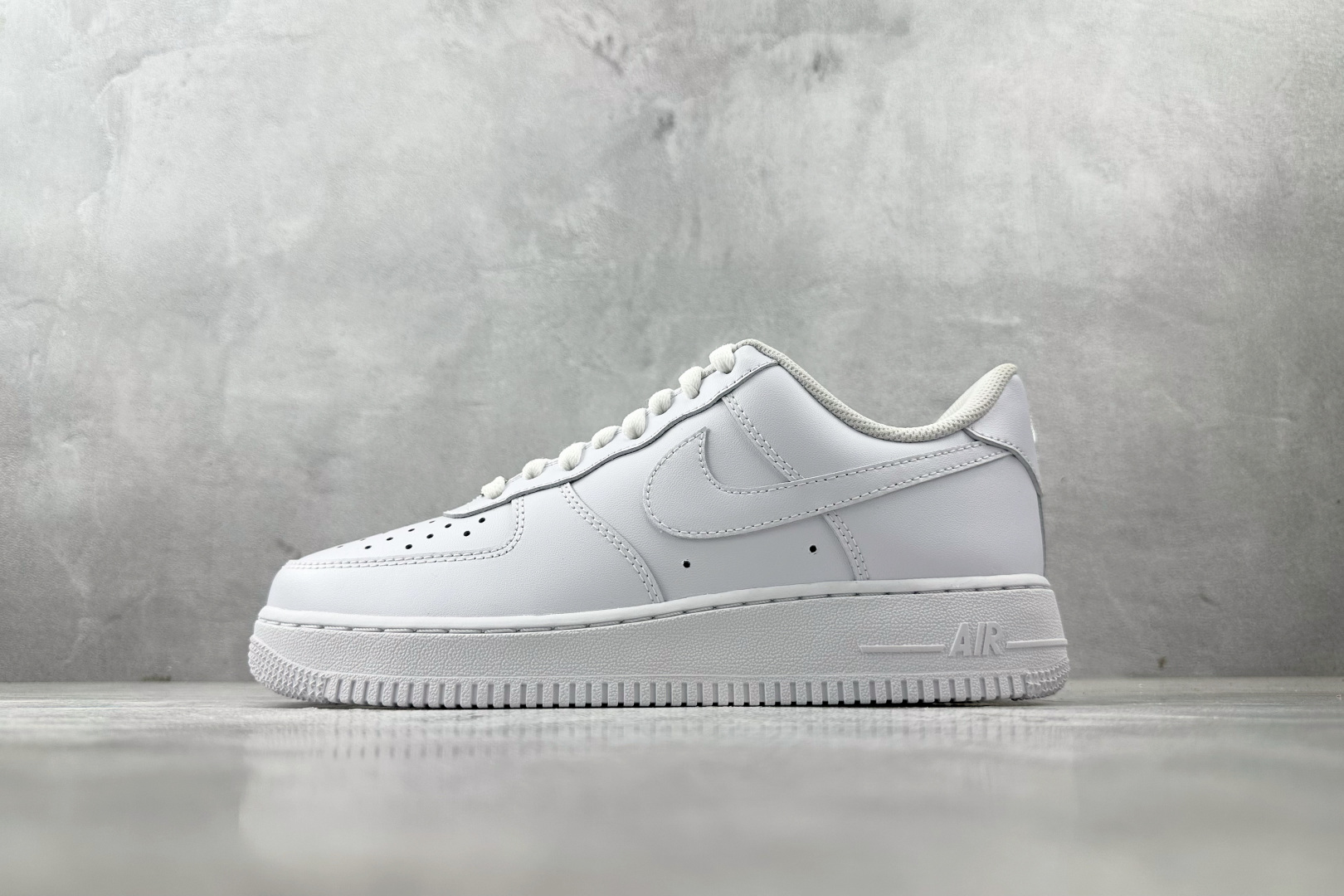 GX 
Nike Air Force 1'07 纯白

货号：CW2288 111
尺码：36 36.5