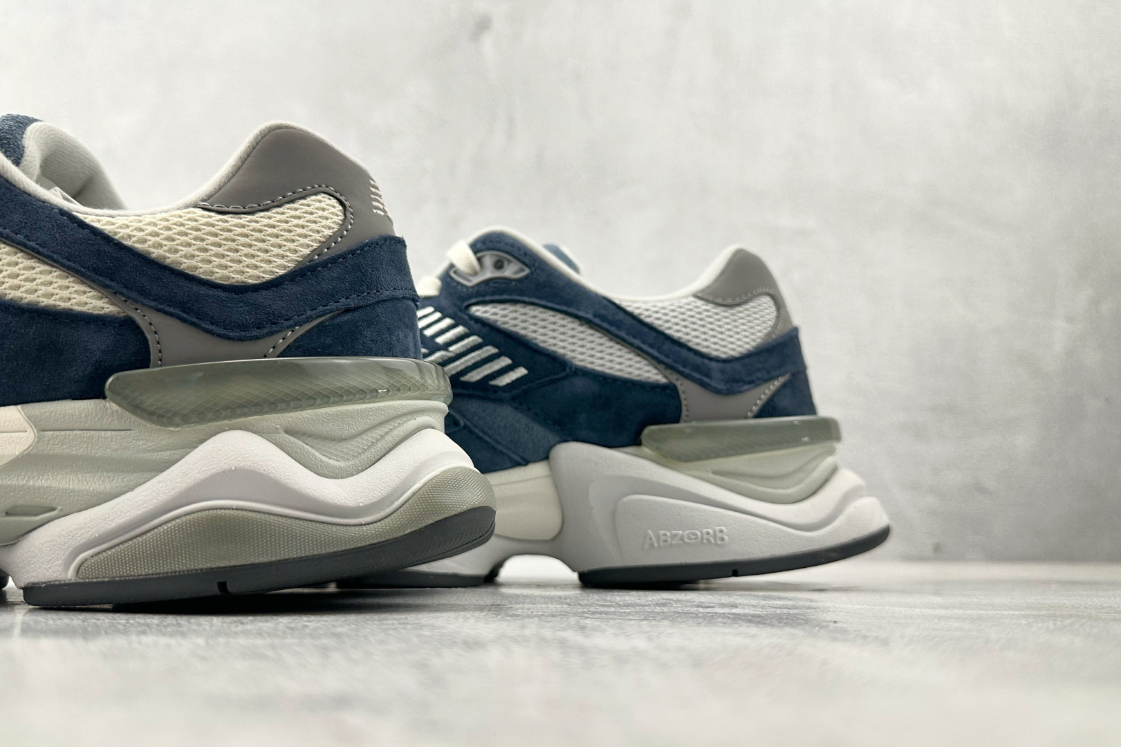 AY  本地💰230
New Balance NB 9060 浅蓝色

货号：U9060IND
尺码：36 36.5 37.5 38 38.5 39 40 40.5 41 42 42.5 43 44 44.5 45 46 46.5
编码：33