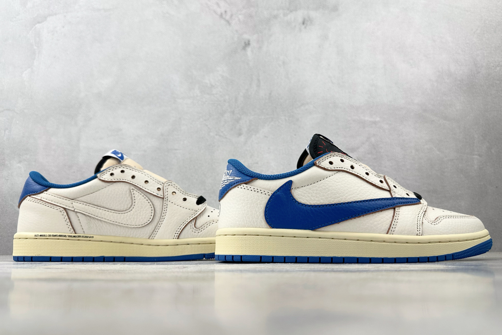 DT 本地💰300
顶级原版  Travis Scott x Jordan Air Jordan 1 Low OG 蓝色

货号：DM7866-104
尺码：35.5 36 36.5 37.5 38 38.5 39 40 40.5 41 42 42.5 43 44 45 46 
编码：39