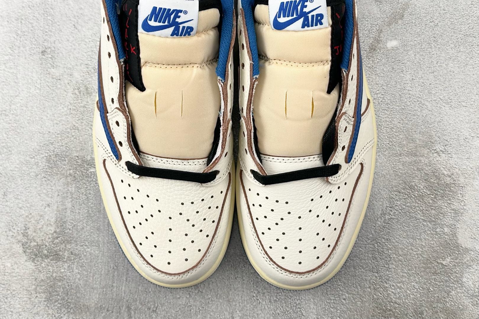 DT 本地💰300
顶级原版  Travis Scott x Jordan Air Jordan 1 Low OG 蓝色

货号：DM7866-104
尺码：35.5 36 36.5 37.5 38 38.5 39 40 40.5 41 42 42.5 43 44 45 46 
编码：39