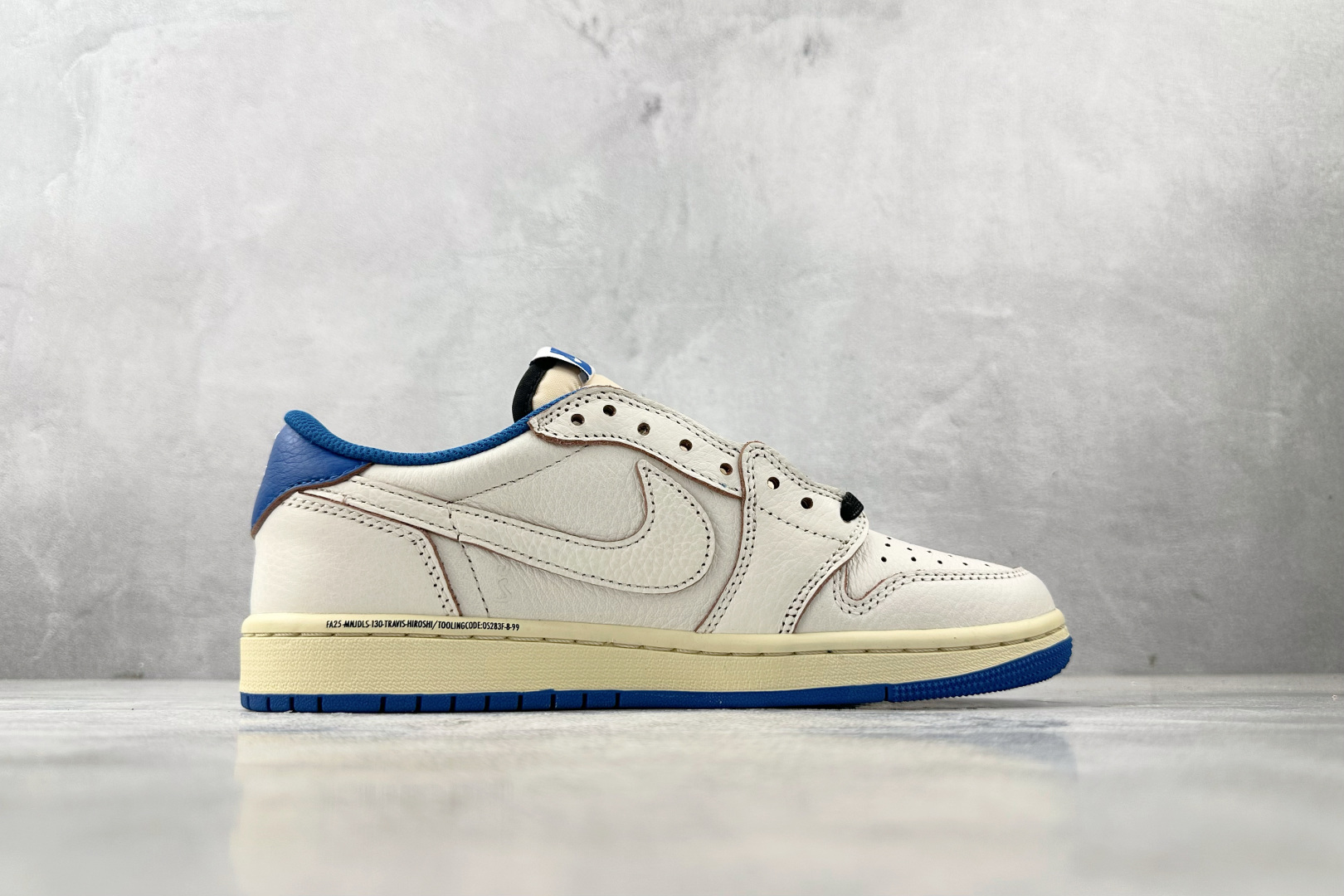 DT 本地💰300
顶级原版  Travis Scott x Jordan Air Jordan 1 Low OG 蓝色

货号：DM7866-104
尺码：35.5 36 36.5 37.5 38 38.5 39 40 40.5 41 42 42.5 43 44 45 46 
编码：39