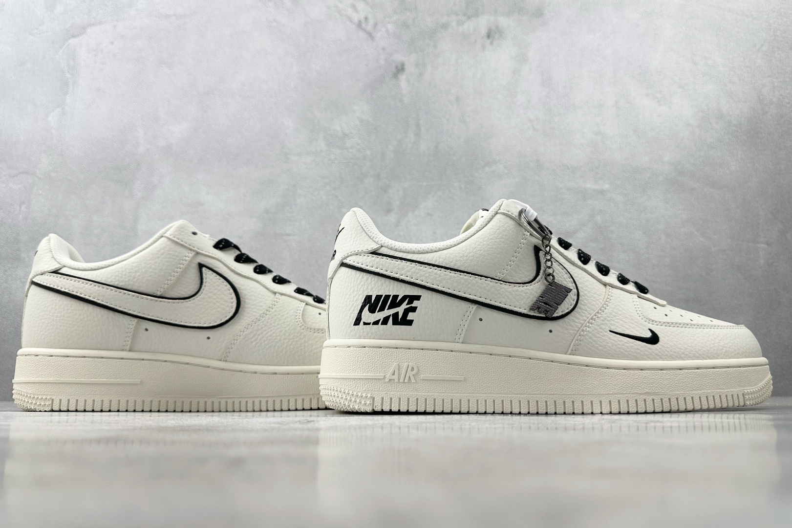 XC 本地💰260
Nike Air Force 1'07  NIKE 联名 米白黑

货号：CS5288 031
尺码：36 36.5 37.5 38 38.5 39 40 40.5 41 42 42.5 43 44 44.5 45 
编码：36