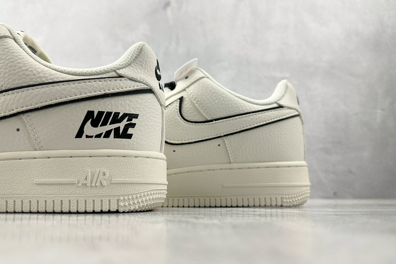 XC 本地💰260
Nike Air Force 1'07  NIKE 联名 米白黑

货号：CS5288 031
尺码：36 36.5 37.5 38 38.5 39 40 40.5 41 42 42.5 43 44 44.5 45 
编码：36