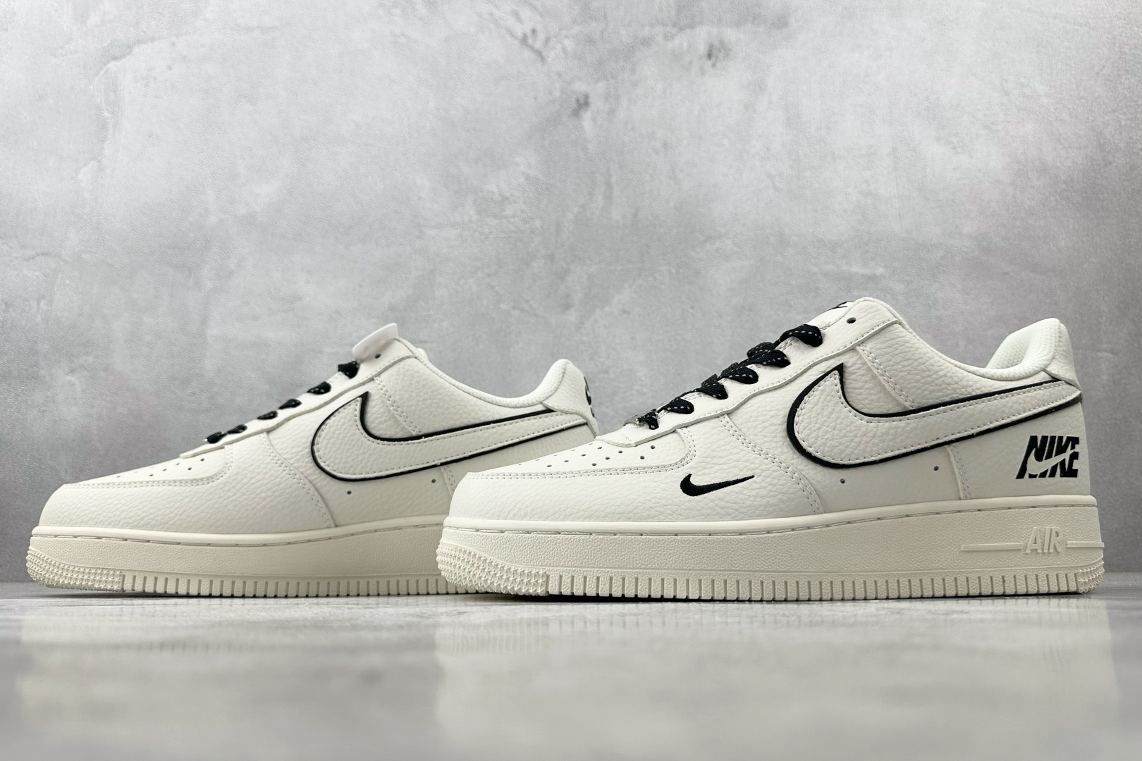 XC 本地💰260
Nike Air Force 1'07  NIKE 联名 米白黑

货号：CS5288 031
尺码：36 36.5 37.5 38 38.5 39 40 40.5 41 42 42.5 43 44 44.5 45 
编码：36